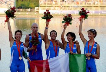 Gold&nbsp;medal-winners&nbsp;of&nbsp;Italy&nbsp;wave&nbsp;to&nbsp;spectators&nbsp;in&nbsp;the&nbsp;awarding&nbsp;ceremony&nbsp;for&nbsp;the&nbsp;mixed&nbsp;coxed&nbsp;four&nbsp;LTA&nbsp;final&nbsp;of&nbsp;the&nbsp;Beijing&nbsp;2008&nbsp;Paralympic&nbsp;Games&nbsp;rowing&nbsp;event&nbsp;on&nbsp;Sept.&nbsp;11,&nbsp;2008.(Xinhua&nbsp;Photo)