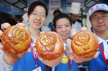 Volunteers&nbsp;for&nbsp;the&nbsp;Beijing&nbsp;Paralympic&nbsp;Games&nbsp;show&nbsp;the&nbsp;mooncakes&nbsp;they&nbsp;make&nbsp;at&nbsp;a&nbsp;Paralympics&nbsp;city&nbsp;volunteer&nbsp;stand&nbsp;near&nbsp;the&nbsp;Xidan&nbsp;Shopping&nbsp;Center&nbsp;in&nbsp;downtown&nbsp;Beijing,&nbsp;capital&nbsp;of&nbsp;China,&nbsp;Sept.&nbsp;11,&nbsp;2008.&nbsp;Some&nbsp;volunteers&nbsp;made&nbsp;mooncakes&nbsp;to&nbsp;share&nbsp;with&nbsp;other&nbsp;working&nbsp;fellows&nbsp;as&nbsp;the&nbsp;Mid-Autumn&nbsp;Festival,&nbsp;a&nbsp;traditional&nbsp;Chinese&nbsp;holiday&nbsp;for&nbsp;family&nbsp;reunion&nbsp;and&nbsp;having&nbsp;mooncakes&nbsp;together,&nbsp;falls&nbsp;on&nbsp;Sept.&nbsp;14&nbsp;this&nbsp;year.&nbsp;(Xinhua/Jiao&nbsp;Wei)&nbsp;