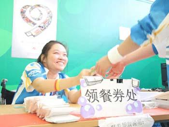 Dong&nbsp;Ming&nbsp;currently&nbsp;spends&nbsp;her&nbsp;days&nbsp;distributing&nbsp;meal&nbsp;coupons&nbsp;for&nbsp;volunteers&nbsp;working&nbsp;at&nbsp;the&nbsp;Water&nbsp;Cube.&nbsp;[Photo:&nbsp;CRIENGLISH.com]