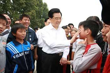Chinese&nbsp;President&nbsp;Hu&nbsp;Jintao&nbsp;(C)&nbsp;talks&nbsp;with&nbsp;students&nbsp;at&nbsp;Gaomiao&nbsp;Middle&nbsp;School&nbsp;in&nbsp;Qinghua&nbsp;Town&nbsp;of&nbsp;Bo'ai&nbsp;County&nbsp;under&nbsp;Jiaozuo&nbsp;City,&nbsp;central&nbsp;China's&nbsp;Henan&nbsp;Province.&nbsp;President&nbsp;Hu&nbsp;Jintao&nbsp;made&nbsp;an&nbsp;inspection&nbsp;tour&nbsp;in&nbsp;Henan&nbsp;Province&nbsp;from&nbsp;Sept.&nbsp;8&nbsp;to&nbsp;Sept.&nbsp;10.(Xinhua/Ju&nbsp;Peng)