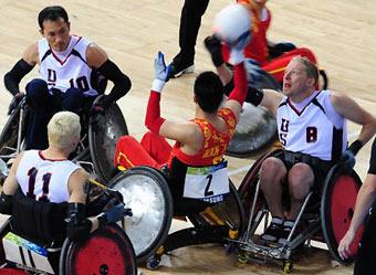 Han&nbsp;Guifei&nbsp;(C)&nbsp;looks&nbsp;to&nbsp;pass&nbsp;under&nbsp;pressure&nbsp;fromScott&nbsp;Hogsett&nbsp;of&nbsp;the&nbsp;US&nbsp;(R)&nbsp;in&nbsp;their&nbsp;mixed&nbsp;wheelchair&nbsp;rugby&nbsp;game&nbsp;at&nbsp;the&nbsp;2008&nbsp;Beijing&nbsp;Paralympic&nbsp;Games&nbsp;on&nbsp;September&nbsp;11,&nbsp;2008&nbsp;at&nbsp;the&nbsp;USTB&nbsp;Gymnasium&nbsp;in&nbsp;Beijing.&nbsp;US&nbsp;defeated&nbsp;China&nbsp;65-30.[Agencies]