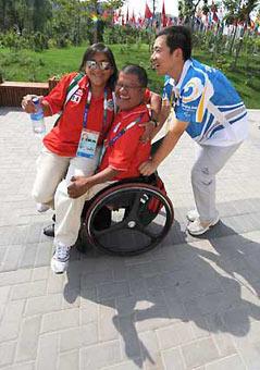 A&nbsp;volunteer&nbsp;helps&nbsp;members&nbsp;of&nbsp;the&nbsp;Mexican&nbsp;delegation&nbsp;at&nbsp;the&nbsp;Paralympic&nbsp;Village&nbsp;in&nbsp;Beijing&nbsp;Sept.&nbsp;4,&nbsp;2008.&nbsp;Some&nbsp;44,000&nbsp;volunteers&nbsp;are&nbsp;serving&nbsp;for&nbsp;the&nbsp;ongoing&nbsp;Beijing&nbsp;2008&nbsp;Paralympic&nbsp;Games&nbsp;and&nbsp;90&nbsp;percent&nbsp;of&nbsp;them&nbsp;have&nbsp;worked&nbsp;for&nbsp;the&nbsp;Olympic&nbsp;Games&nbsp;last&nbsp;month.&nbsp;[Xinhua]