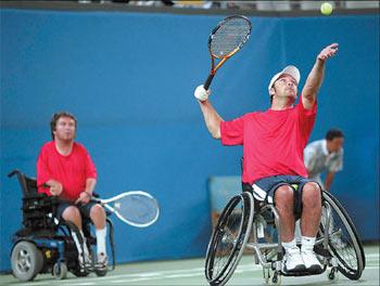David&nbsp;Wagner&nbsp;(right)&nbsp;serves&nbsp;as&nbsp;partner&nbsp;Nick&nbsp;Taylor&nbsp;looks&nbsp;on&nbsp;during&nbsp;the&nbsp;final&nbsp;of&nbsp;quad&nbsp;doubles&nbsp;open&nbsp;gold&nbsp;medal&nbsp;match&nbsp;against&nbsp;Boaz&nbsp;Kramer&nbsp;and&nbsp;Shraga&nbsp;Weinberg&nbsp;of&nbsp;Israel.&nbsp;[China&nbsp;Daily]