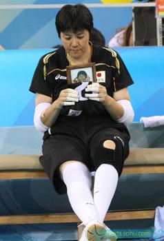 A&nbsp;Japanese&nbsp;athlete&nbsp;holds&nbsp;up&nbsp;a&nbsp;photo&nbsp;of&nbsp;her&nbsp;late&nbsp;teammate&nbsp;when&nbsp;competing&nbsp;in&nbsp;sitting&nbsp;volleyball&nbsp;match&nbsp;during&nbsp;the&nbsp;Beijing&nbsp;Paralympic&nbsp;Games,&nbsp;September&nbsp;13,&nbsp;2008.&nbsp;The&nbsp;21-year-old&nbsp;girl,&nbsp;former&nbsp;member&nbsp;of&nbsp;Japanese&nbsp;sitting&nbsp;volleyball&nbsp;team,&nbsp;had&nbsp;a&nbsp;dream&nbsp;of&nbsp;taking&nbsp;part&nbsp;in&nbsp;the&nbsp;Beijing&nbsp;Paralympics&nbsp;but&nbsp;passed&nbsp;away&nbsp;on&nbsp;August&nbsp;12,&nbsp;2008.[Sohu.com]