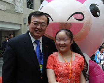 Spokesman&nbsp;for&nbsp;China's&nbsp;Foreign&nbsp;Ministry&nbsp;Liu&nbsp;Jianchao&nbsp;(Left)&nbsp;takes&nbsp;pictures&nbsp;with&nbsp;Guo&nbsp;Tingting,&nbsp;a&nbsp;student&nbsp;from&nbsp;hard&nbsp;quake-hit&nbsp;city&nbsp;of&nbsp;Dujiangyan&nbsp;on&nbsp;Saturday,&nbsp;September&nbsp;13,&nbsp;2008.&nbsp;[Photo:&nbsp;CRIENGLISH.com]