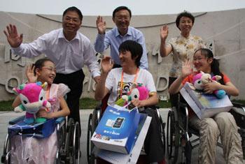 Chinese&nbsp;Foreign&nbsp;Minister&nbsp;Yang&nbsp;Jiechi&nbsp;(second&nbsp;row,&nbsp;center),&nbsp;President&nbsp;of&nbsp;China&nbsp;Paralympic&nbsp;Committee&nbsp;Wang&nbsp;Xinxian&nbsp;(second&nbsp;row,&nbsp;left)&nbsp;and&nbsp;an&nbsp;official&nbsp;of&nbsp;the&nbsp;Paralympic&nbsp;Village&nbsp;(second&nbsp;row,&nbsp;right)&nbsp;take&nbsp;photos&nbsp;with&nbsp;children&nbsp;from&nbsp;Sichuan&nbsp;province&nbsp;on&nbsp;Saturday,&nbsp;September&nbsp;13,&nbsp;2008.&nbsp;[Photo:&nbsp;CRIENGLISH.com]