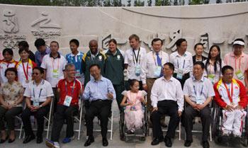 Officials&nbsp;and&nbsp;athletes&nbsp;gather&nbsp;for&nbsp;a&nbsp;group&nbsp;photo&nbsp;on&nbsp;Saturday,&nbsp;September&nbsp;13,&nbsp;2008.&nbsp;[Photo:&nbsp;CRIENGLISH.com]