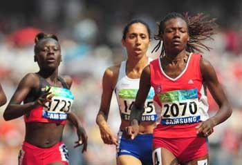 Somaya&nbsp;Bousaid&nbsp;(R)&nbsp;competes.
