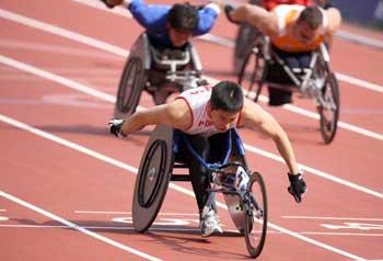 Zhang&nbsp;Lixin&nbsp;(front)&nbsp;competes.