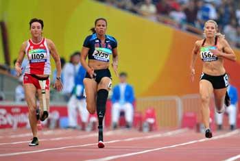 April&nbsp;Holmes&nbsp;(C)&nbsp;competes.