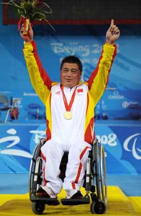 Gold medalist Zhang Haidong of China gestures during the awarding ceremony for men's 82.5kg of the Beijing 2008 Paralympic Games Powerlifting event in Beijing, Sept. 15, 2008.(Xinhua Photo)