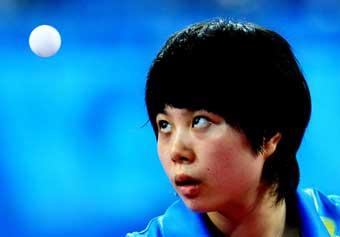 Lei&nbsp;Lina&nbsp;serves.&nbsp;[Xinhua]