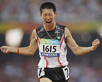 So&nbsp;Wa&nbsp;Wai&nbsp;(L)&nbsp;from&nbsp;Hong&nbsp;Kong&nbsp;of&nbsp;China&nbsp;celebrates&nbsp;after&nbsp;winning&nbsp;the&nbsp;final&nbsp;of&nbsp;the&nbsp;men's&nbsp;200&nbsp;metre&nbsp;T36&nbsp;classification&nbsp;event&nbsp;at&nbsp;the&nbsp;2008&nbsp;Beijing&nbsp;Paralympic&nbsp;Games&nbsp;in&nbsp;Beijing&nbsp;on&nbsp;September&nbsp;15,&nbsp;2008.[Agencies]
