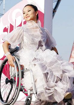 A&nbsp;disabled&nbsp;model&nbsp;showcases&nbsp;special&nbsp;apparel&nbsp;for&nbsp;the&nbsp;handicapped&nbsp;at&nbsp;the&nbsp;Beijing&nbsp;Olympic&nbsp;Green&nbsp;on&nbsp;September&nbsp;15,&nbsp;2008.&nbsp;[Photo:&nbsp;Xinhua]