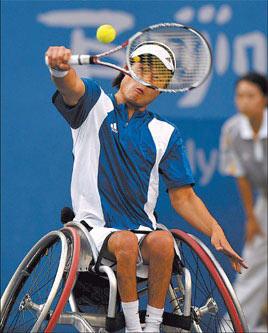 Japan's&nbsp;Shingo&nbsp;Kunieda&nbsp;returns&nbsp;during&nbsp;the&nbsp;men's&nbsp;singles&nbsp;final&nbsp;against&nbsp;the&nbsp;Netherlands'&nbsp;Robin&nbsp;Ammerlaan.&nbsp;Kuneida&nbsp;won&nbsp;6-3,&nbsp;6-0.&nbsp;[Xinhua]