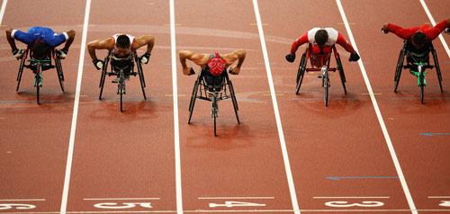Josh&nbsp;George&nbsp;(C)&nbsp;competes.&nbsp;(Photo&nbsp;credit:&nbsp;Xinhua)