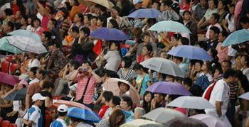Audience&nbsp;watch&nbsp;the&nbsp;athletics&nbsp;match&nbsp;in&nbsp;the&nbsp;heavey&nbsp;rain&nbsp;at&nbsp;the&nbsp;National&nbsp;Stadium，also&nbsp;known&nbsp;as&nbsp;the&nbsp;Bird's&nbsp;Nest，during&nbsp;the&nbsp;Beijing&nbsp;2008&nbsp;Paralympic&nbsp;Games&nbsp;in&nbsp;Beijing,&nbsp;Sept.&nbsp;16,&nbsp;2008.&nbsp;(Xinhua/Liao&nbsp;Yujie)
