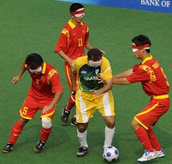 Sandro&nbsp;Soares&nbsp;(2nd,&nbsp;R)&nbsp;of&nbsp;Brazil&nbsp;challenges&nbsp;against&nbsp;Chinese&nbsp;players.