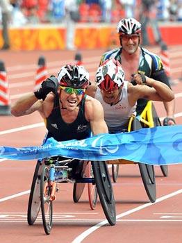 Kurt&nbsp;Fearnley&nbsp;(L)&nbsp;crosses&nbsp;the&nbsp;finish&nbsp;line.