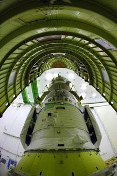 The Shenzhou-7 spacecraft starts the connection of fairing after it is loaded with propellant at the Jiuquan Satellite Launch Center, Northwest China's Gansu Province, September 15, 2008. [CFP]