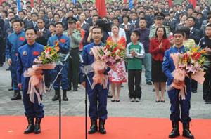 Chinese taikonauts (Front,L-R) Jing Haipeng, Zhai Zhigang and Liu Boming attend a departure ceremony in Beijing, Sept. 24, 2008. The Shenzhou-7 spaceship will carry the three taikonauts, all aged 42, for China's third manned space mission that will include the country's first-ever space walk.(Xinhua Photo)