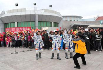 Chinese taikonauts (R-L) Zhai Zhigang, Liu Boming and Jing Haipeng wave at the setting-out ceremony at the taikonauts' apartment compound of the Jiuquan Satellite Launch Center in northwest China's Gansu Province, Sept. 25, 2008. China counted down Thursday to its third manned space mission Shenzhou-7 which will include the country's first ever space walk.(Xinhua/Li Gang)
