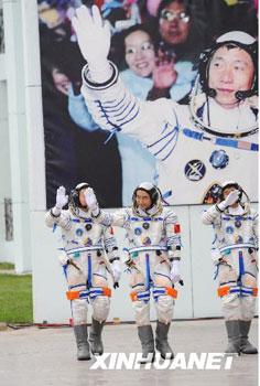 Chinese taikonauts (R-L) Liu Boming, Zhai Zhigang and Jing Haipeng attend the setting-out ceremony at the taikonauts' apartment compound of the Jiuquan Satellite Launch Center in northwest China's Gansu Province, Sept. 25, 2008. China counted down Thursday to its third manned space mission Shenzhou-7 which will include the country's first ever space walk. (Xinhua/Li Gang) 