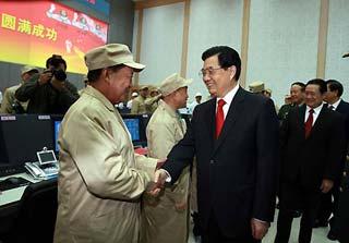 Chinese President Hu Jintao (front R) shakes hands with the ground crew members after he viewed the launching of the Shenzhou-7 spaceship at the Jiuquan Satellite Launch Center in the northwestern Gansu Province on Sept. 25, 2008. (Xinhua photo)