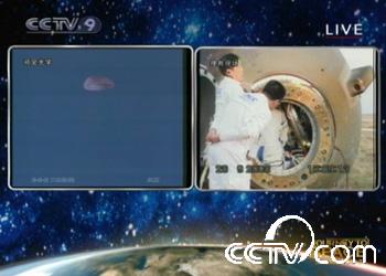 Main parachute open.(CCTV.com)