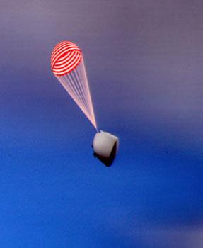 Photo taken on Sept. 28, 2008 at Beijing Space Command and Control Center in Beijing, China, shows Shenzhou-7 re-entry module being parachuted to the ground.(Xinhua/Cheng Jianli)