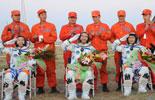 Taikonauts get out of Shenzhou-7 re-entry module 
