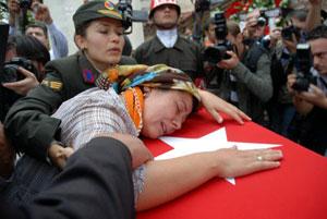 A relative of one of the Turkish soldiers killed in an attack by Kurdish separatists cries during his funeral in Kocaeli, Turkey, Oct. 5, 2008. 15 soldiers from the Turkish security forces were killed on Oct. 3 in a terrorist attack staged by the banned Kurdish Worker's Party (PKK) in the southeastern province of Hakkari.(Xinhua Photo)