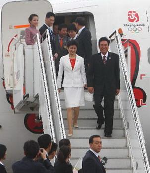 Chen Yunlin (R Center), president of the Chinese mainland's Association for Relations Across the Taiwan Straits (ARATS), arrives at Taoyuan International Airport in Taipei of southeast China's Taiwan Province Nov. 3, 2008. Chen Yunlin arrived in Taiwan on Nov. 3 for a five-day trip.(Xinhua Photo)