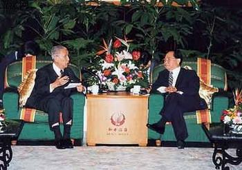 Five years later in 1998, Wang and Koo shook hands again in Shanghai. They reached a consensus on four points involving dialogue across the Straits on political issues.
