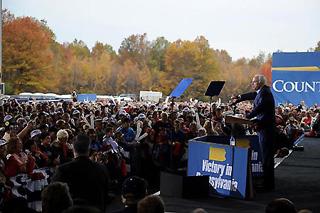 U.S. Republican presidential candidate John McCain speaks at a campaign rally at Pennridge Airport in Perkasie, Pennsylvania on Nov.2, 2008.(Xinhua/AFP Photo)