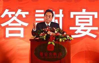 Chen Yunlin, chief of mainland's Association for Relations Across the Taiwan Straits (ARATS), delivers a speech at a return banquet in Taipei on Nov. 6, 2008. (Xinhua Photo)