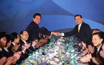 Chinese mainland's Association for Relations Across the Taiwan Straits (ARATS) President Chen Yunlin (L) shakes hands with the Taiwan-based Straits Exchange Foundation (SEF) Chairman Chiang Pin-kung (R) during their talks in Taipei of southeast China's Taiwan Province Nov. 4, 2008. (Xinhua File Photo)