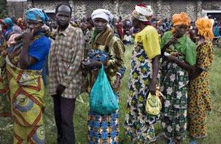 People displaced by fighting wait for aid to be distributed at the village of Ntamugenga in eastern Congo, November 24, 2008.REUTERS/Finbarr O'Reilly