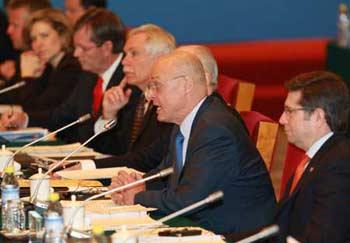 United States Treasury Secretary Henry Paulson (2nd R), as special representative of president of the U.S., addresses the opening ceremony of the Fifth China-US Strategic Economic Dialogue in Beijing, capital of China, Dec. 4, 2008. (Xinhua Photo)