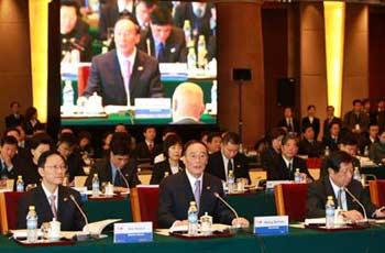 Chinese Vice Premier Wang Qishan (C Front), as special representative of president of China, addresses the opening ceremony of the Fifth China-US Strategic Economic Dialogue in Beijing, capital of China, Dec. 4, 2008.(Xinhua Photo)