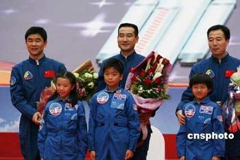 The Shenzhou-7 space team has been warmly welcomed by Hong Kong residents during a variety show at the Hong Kong Stadium.