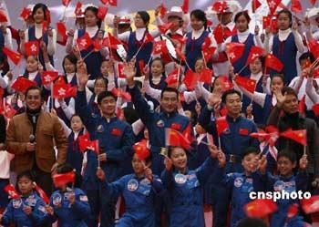 The astronauts then performed with Hong Kong entertainers. 