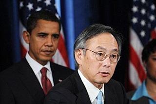 US president-elect Barack Obama (L) listens while Nobel Prize-winning physicist Steven Chu speaks at a press conference in Chicago.  (AFP/Nicholas Kamm)