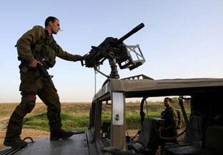 An&nbsp;Israeli&nbsp;soldier&nbsp;stands&nbsp;on&nbsp;the&nbsp;hood&nbsp;of&nbsp;a&nbsp;military&nbsp;vehicle&nbsp;near&nbsp;the&nbsp;border&nbsp;with&nbsp;the&nbsp;Gaza&nbsp;Strip&nbsp;Dec.&nbsp;28,&nbsp;2008.&nbsp;(Xinhua/Reuters&nbsp;Photo)