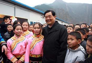 Chinese President Hu Jintao visits students and teachers at Guixi Middle School in Beichuan Qiang Autonomous County, southwest China's Sichuan Province, Dec. 27, 2008. President Hu Jintao visited quake-hit Sichuan Province on Dec. 27-29, showing concern for survivors and inspecting reconstruction work. (Xinhua/Ju Peng)