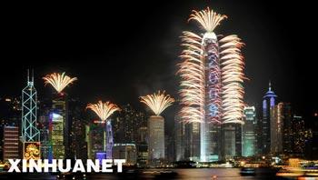 Fireworks illuminate the Victoria Harbour in Hong Kong, south China, Jan. 1, 2009.  (Xinhua Photo)
