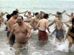 People in the Netherlands, the US, and Italy have taken a traditional dive in ice-cold waters to celebrate New Year's Day.