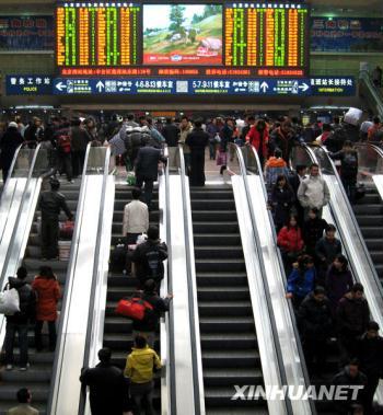 An early Spring Festival rush has hit two of China's largest cities in the last few days as many migrant workers have changed their plans and are now heading home earlier.