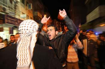 A&nbsp;Palestinian&nbsp;shouts&nbsp;slogans&nbsp;at&nbsp;a&nbsp;demonstration&nbsp;in&nbsp;downtown&nbsp;Ramallah&nbsp;against&nbsp;Israel's&nbsp;ground&nbsp;operation&nbsp;on&nbsp;the&nbsp;Gaza&nbsp;Strip,&nbsp;Jan&nbsp;3,&nbsp;2009.&nbsp;The&nbsp;Israel&nbsp;Defense&nbsp;Forces&nbsp;(IDF)&nbsp;began&nbsp;its&nbsp;ground&nbsp;incursion&nbsp;into&nbsp;the&nbsp;Hamas-controlled&nbsp;Gaza&nbsp;Strip&nbsp;since&nbsp;Jan.&nbsp;3,&nbsp;and&nbsp;the&nbsp;airstrikes&nbsp;since&nbsp;Dec.&nbsp;27,&nbsp;2008&nbsp;have&nbsp;left&nbsp;at&nbsp;least&nbsp;450&nbsp;Palestinian&nbsp;people&nbsp;dead&nbsp;and&nbsp;some&nbsp;2,300&nbsp;others&nbsp;wounded&nbsp;in&nbsp;the&nbsp;Gaza&nbsp;Strip&nbsp;by&nbsp;far.&nbsp;(Xinhua&nbsp;Photo)