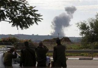Israeli soldiers look out towards Gaza during an Israeli air strike, from Yad Mordekhay, just outside the northern Gaza Strip January 3, 2009. (Ronen Zvulun/Reuters)